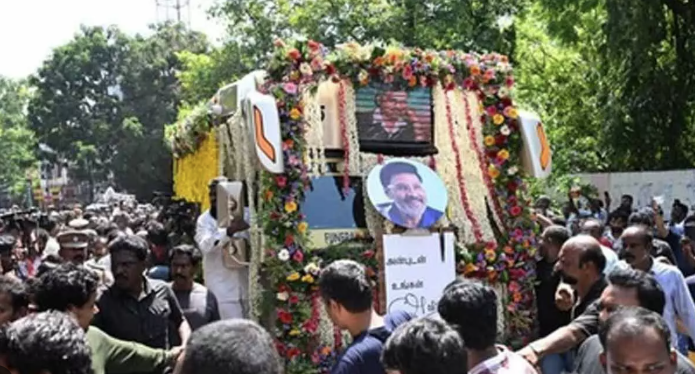 “72 குண்டுகள் முழங்க அரசு மரியாதை... கண்ணீருடன் நல்லடக்கம் செய்யப்பட்ட இயக்குநர் பாக்யராஜ்!”